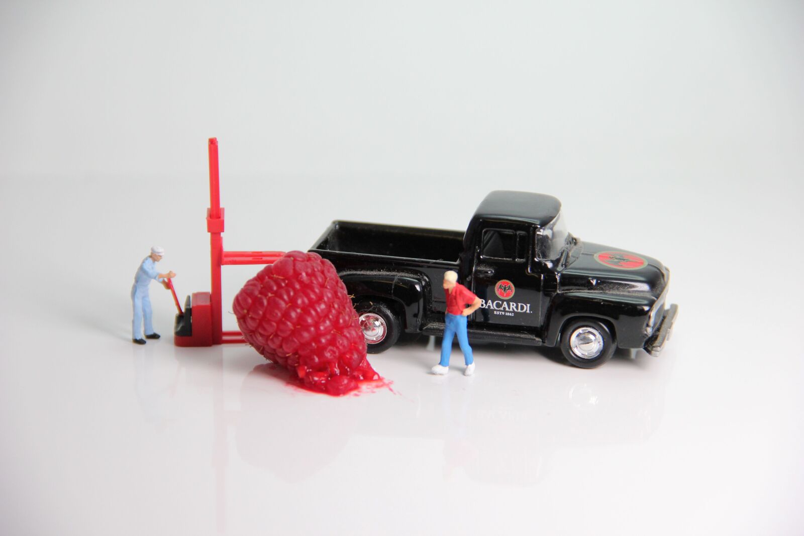Canon EOS 550D (EOS Rebel T2i / EOS Kiss X4) sample photo. Loading, raspberry miniature figures photography