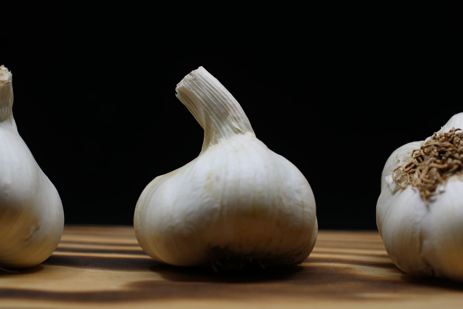 Canon EOS 750D (EOS Rebel T6i / EOS Kiss X8i) sample photo. Garlic, chopping board, white photography