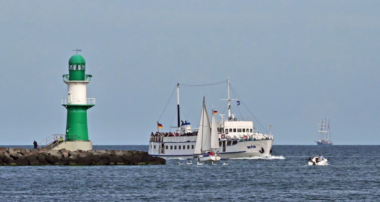 Panasonic Lumix DC-G9 sample photo. Lighthouse, harbour entrance, warnem photography