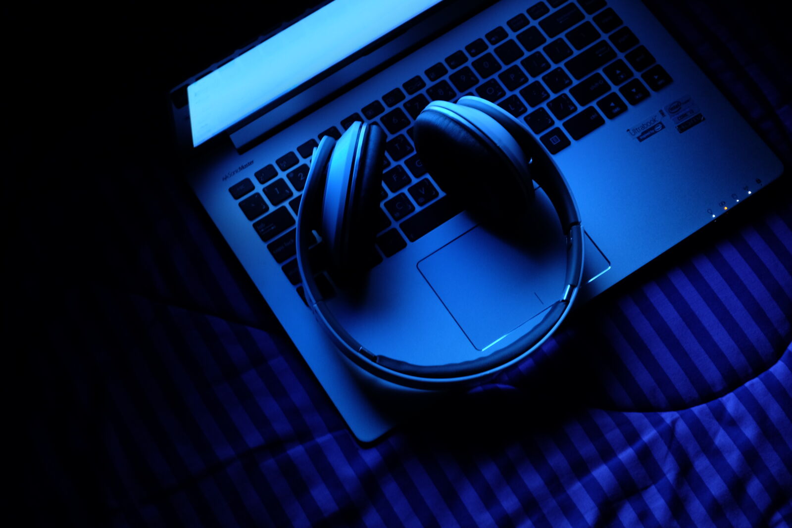 Fujifilm X-M1 sample photo. Headphones, laptop, music, notebook photography