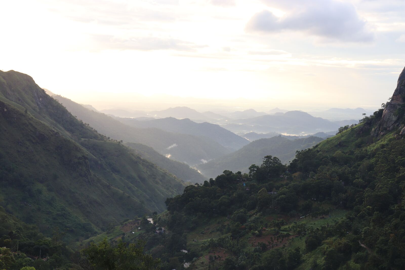 Canon EOS 800D (EOS Rebel T7i / EOS Kiss X9i) sample photo. Sunrise, mountains, clouds photography