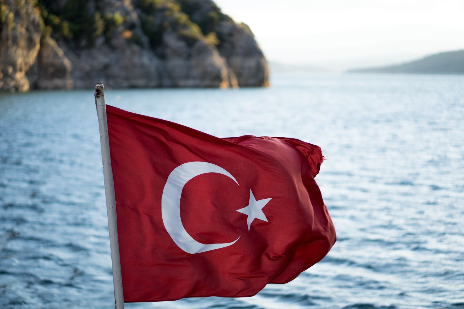 Sony a7 II + Sony FE 85mm F1.8 sample photo. Turkey, flag, red photography
