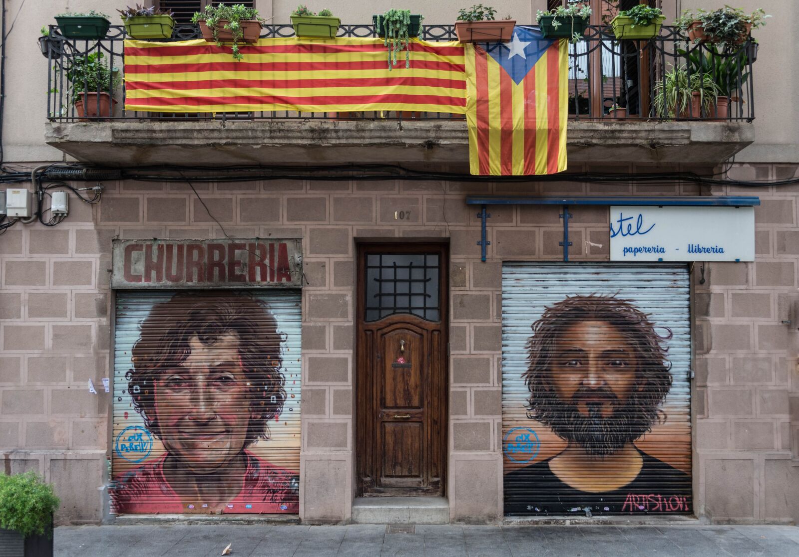 Nikon D5200 sample photo. Barcelona, graffiti, balcony photography