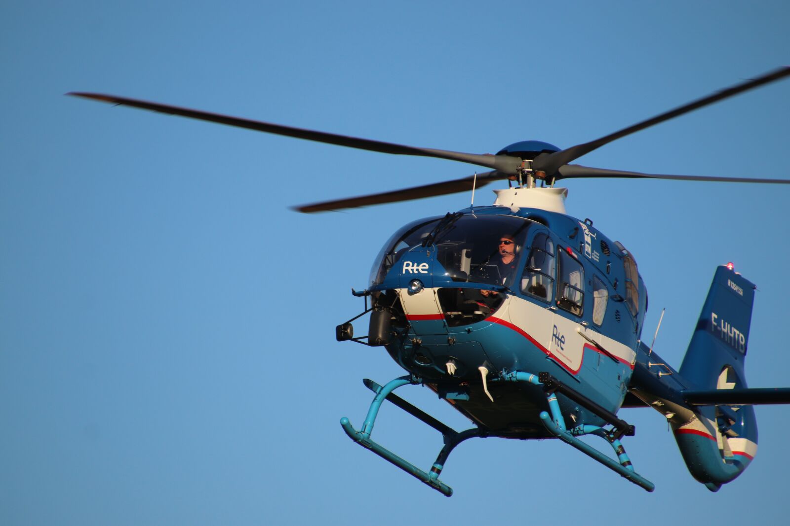 Canon EOS 800D (EOS Rebel T7i / EOS Kiss X9i) sample photo. Helicopters, surveillance, lines high-voltage photography