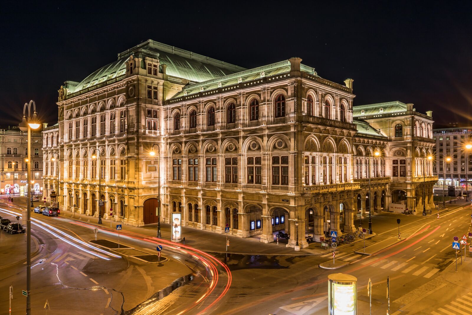 Canon EOS 5D Mark IV + Canon EF 16-35mm F4L IS USM sample photo. Building, night, travel photography