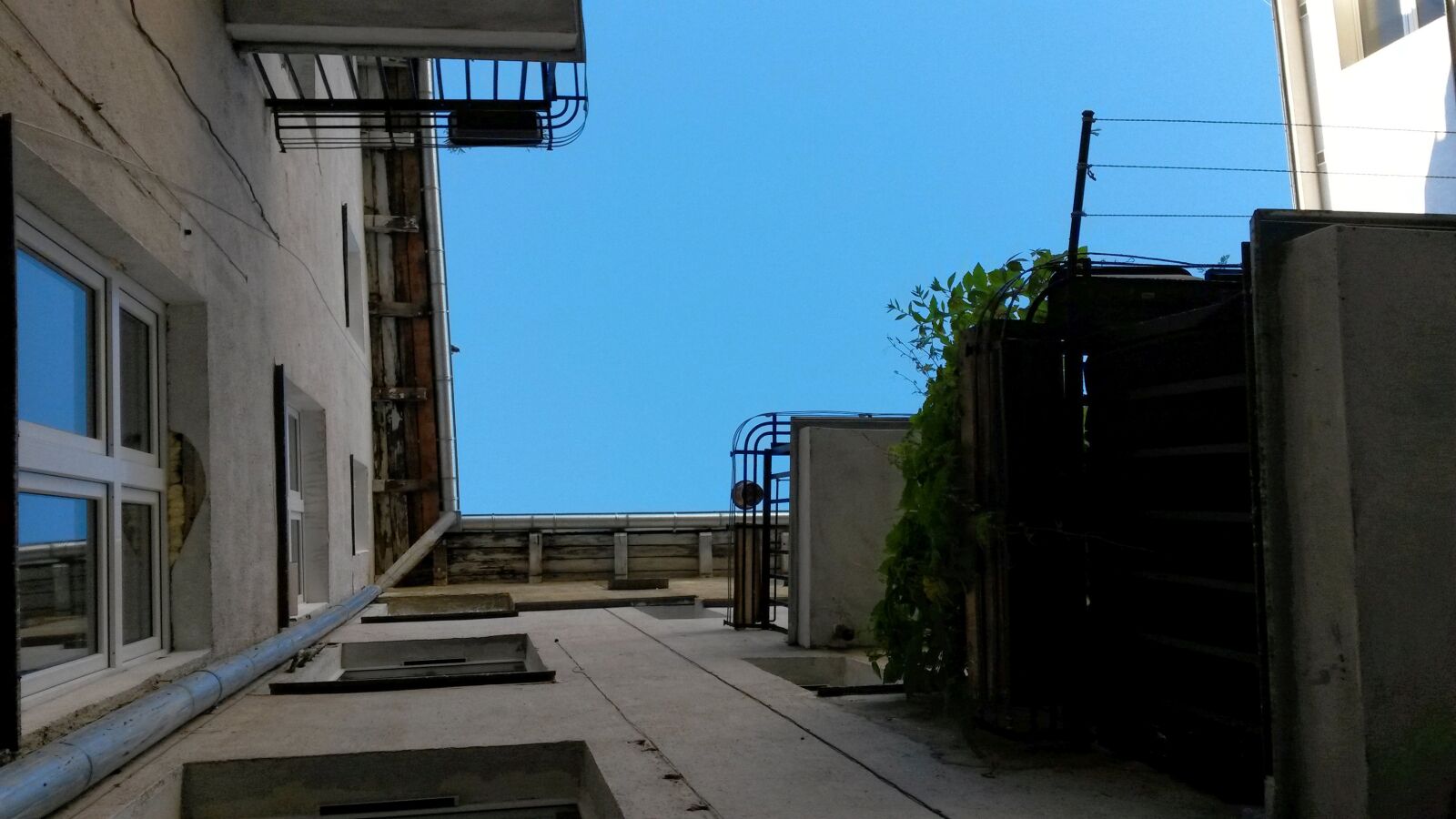 Samsung Galaxy S4 Mini sample photo. Backyard, tenement photography