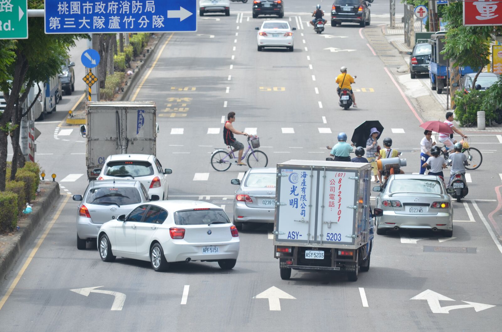 Nikon D5100 sample photo. Traffic, car, road photography