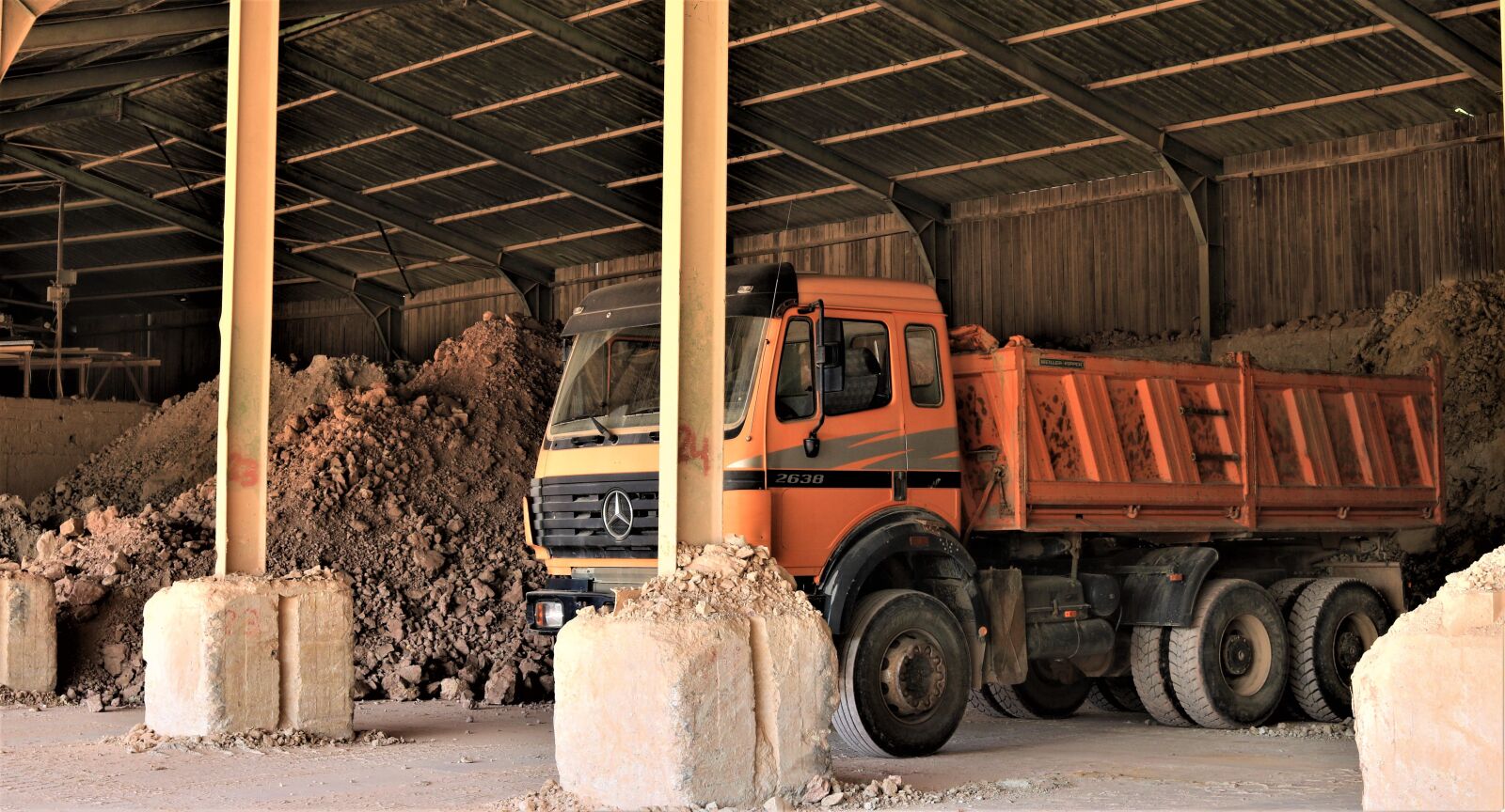 Canon EF 35mm F2 IS USM sample photo. Construction vehicle, truck, mercedes photography