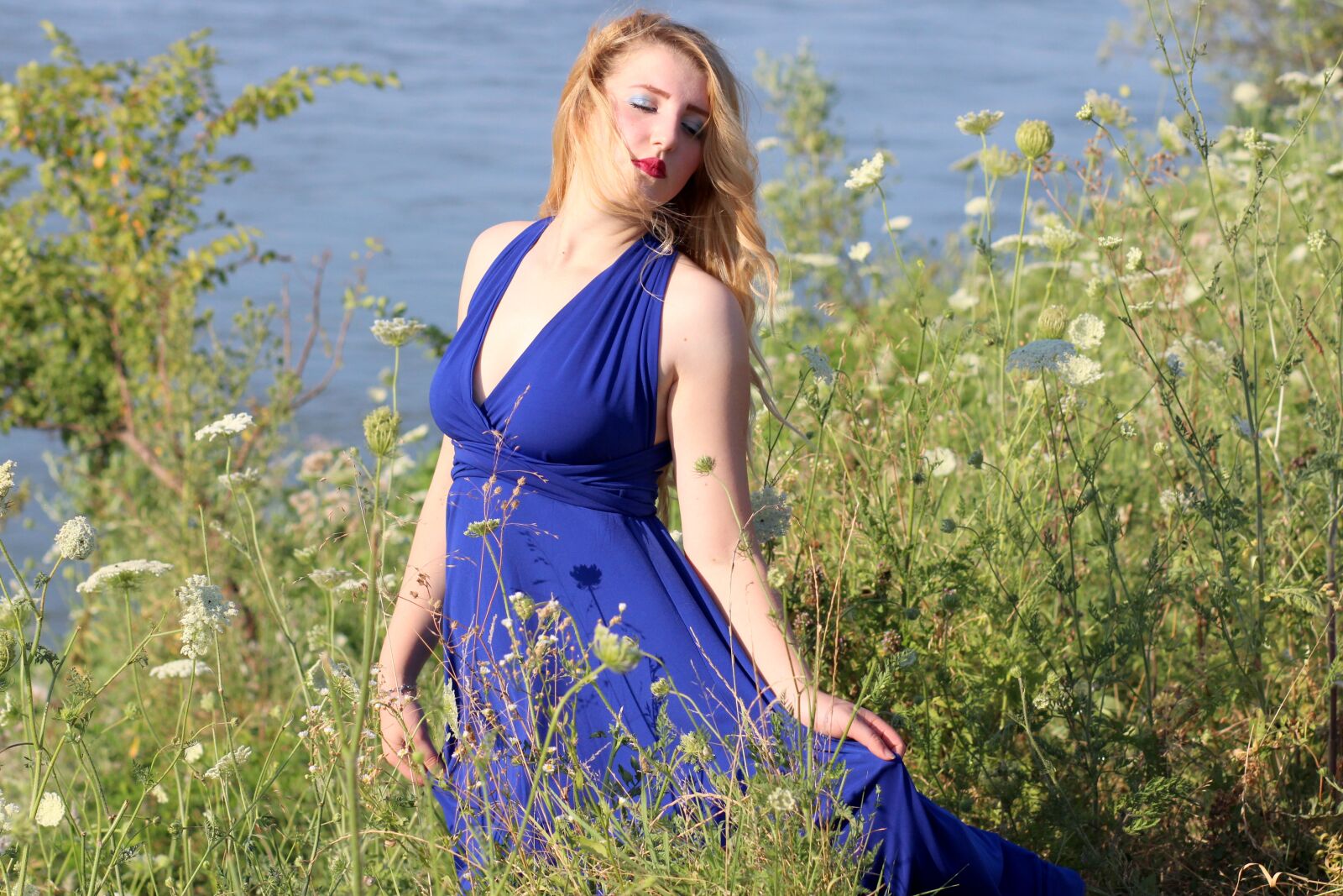 Canon EOS 700D (EOS Rebel T5i / EOS Kiss X7i) + Canon EF 85mm F1.8 USM sample photo. Girl, dress, blue photography