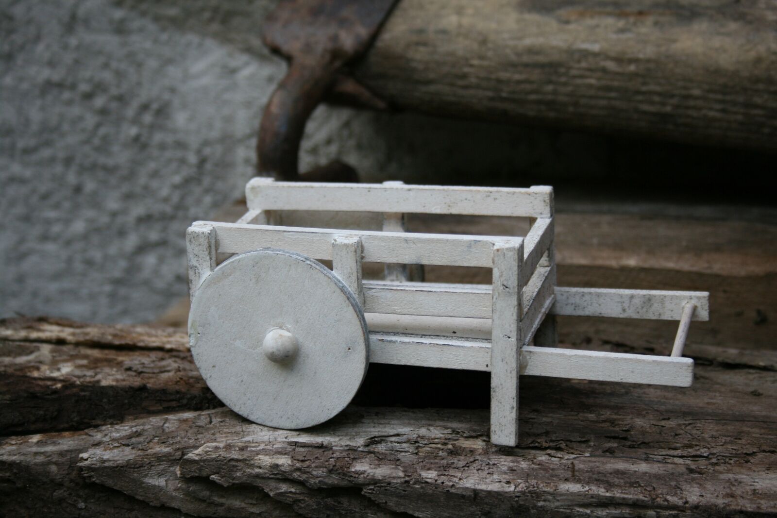 Canon EOS 400D (EOS Digital Rebel XTi / EOS Kiss Digital X) sample photo. Wood, decor, cart photography