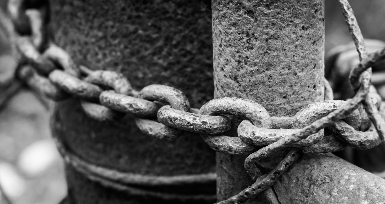 Canon EOS 700D (EOS Rebel T5i / EOS Kiss X7i) + Canon EF 50mm F1.8 STM sample photo. Column, chain, security photography