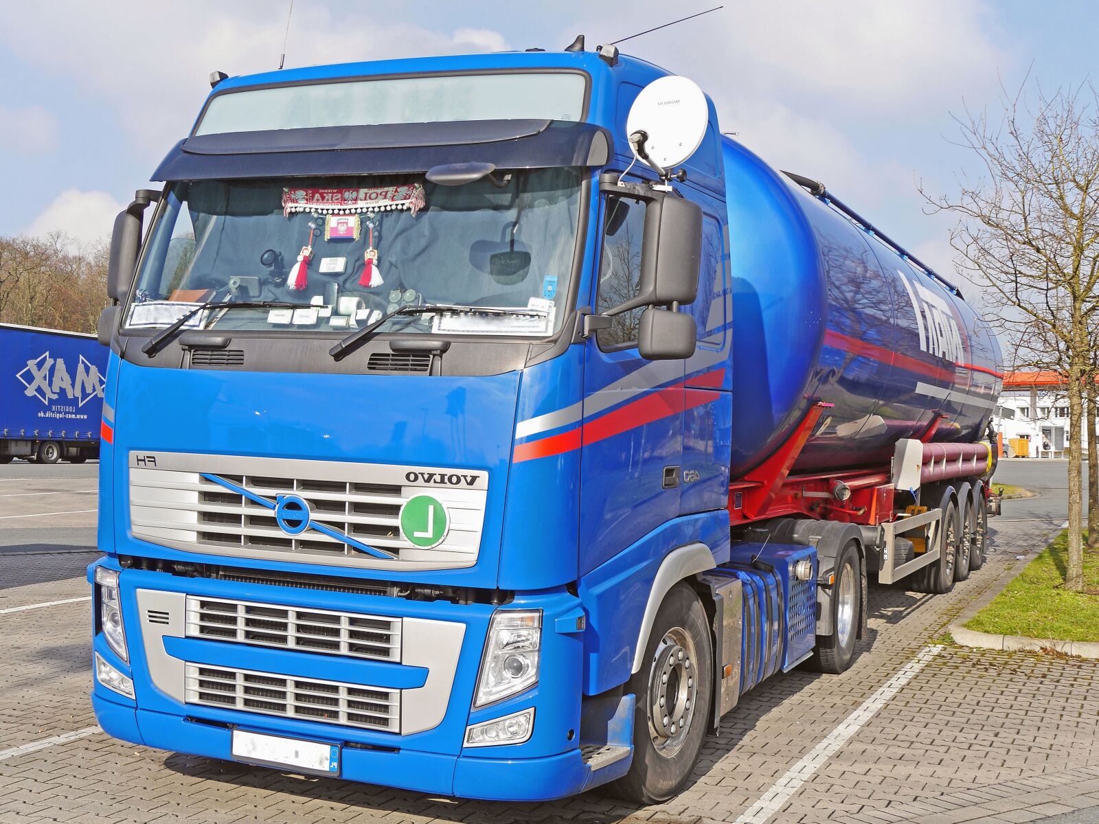Panasonic Lumix DMC-GH3 sample photo. Trailer, truck, vehicle, transport photography