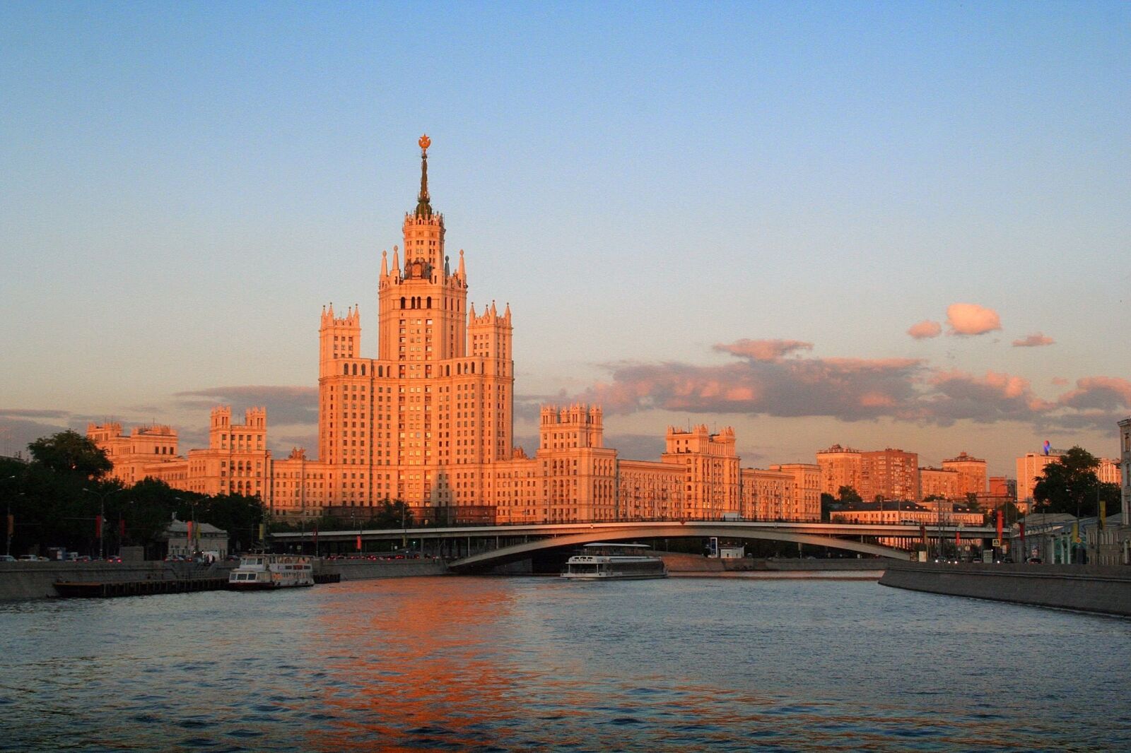 Canon EOS 350D (EOS Digital Rebel XT / EOS Kiss Digital N) sample photo. Moscow, building, sunset photography