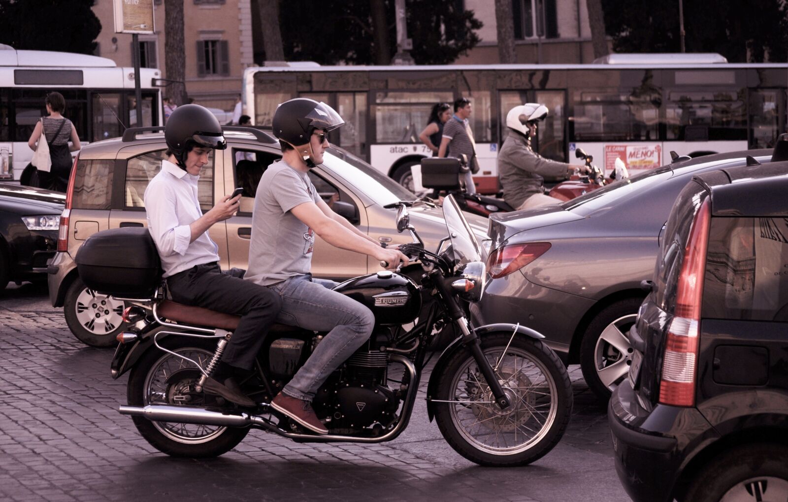 Nikon D5000 sample photo. City, traffic, people, smartphone photography
