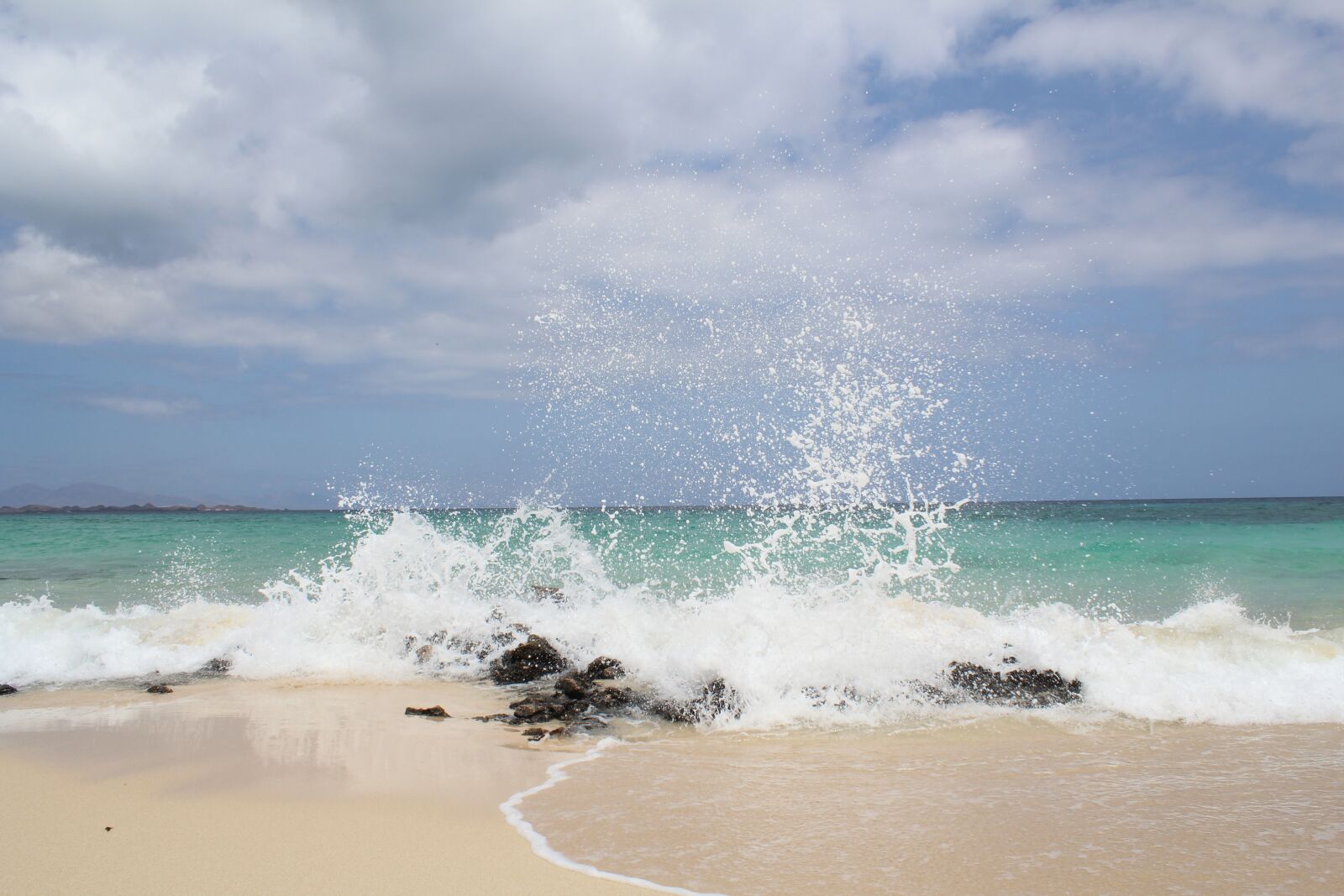 Canon EOS 600D (Rebel EOS T3i / EOS Kiss X5) sample photo. Waves, beach, ocean photography