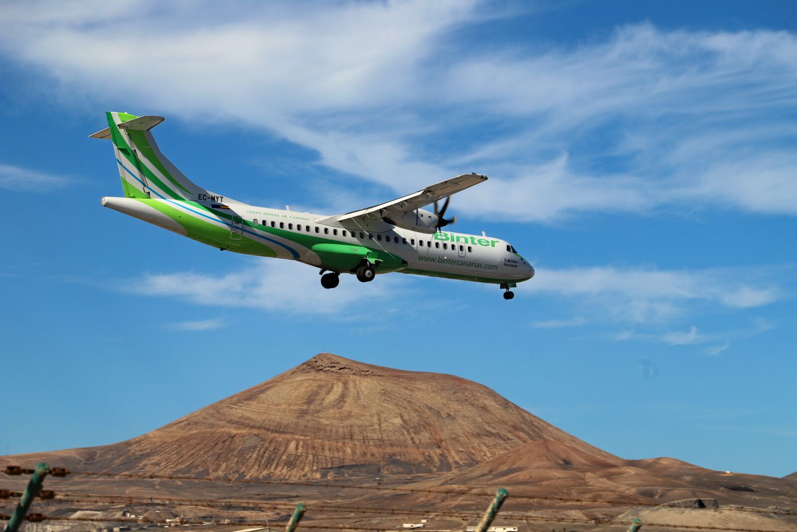 Canon EOS 6D Mark II + Canon EF 24-105mm F3.5-5.6 IS STM sample photo. Lanzarote, aircraft, clouds photography