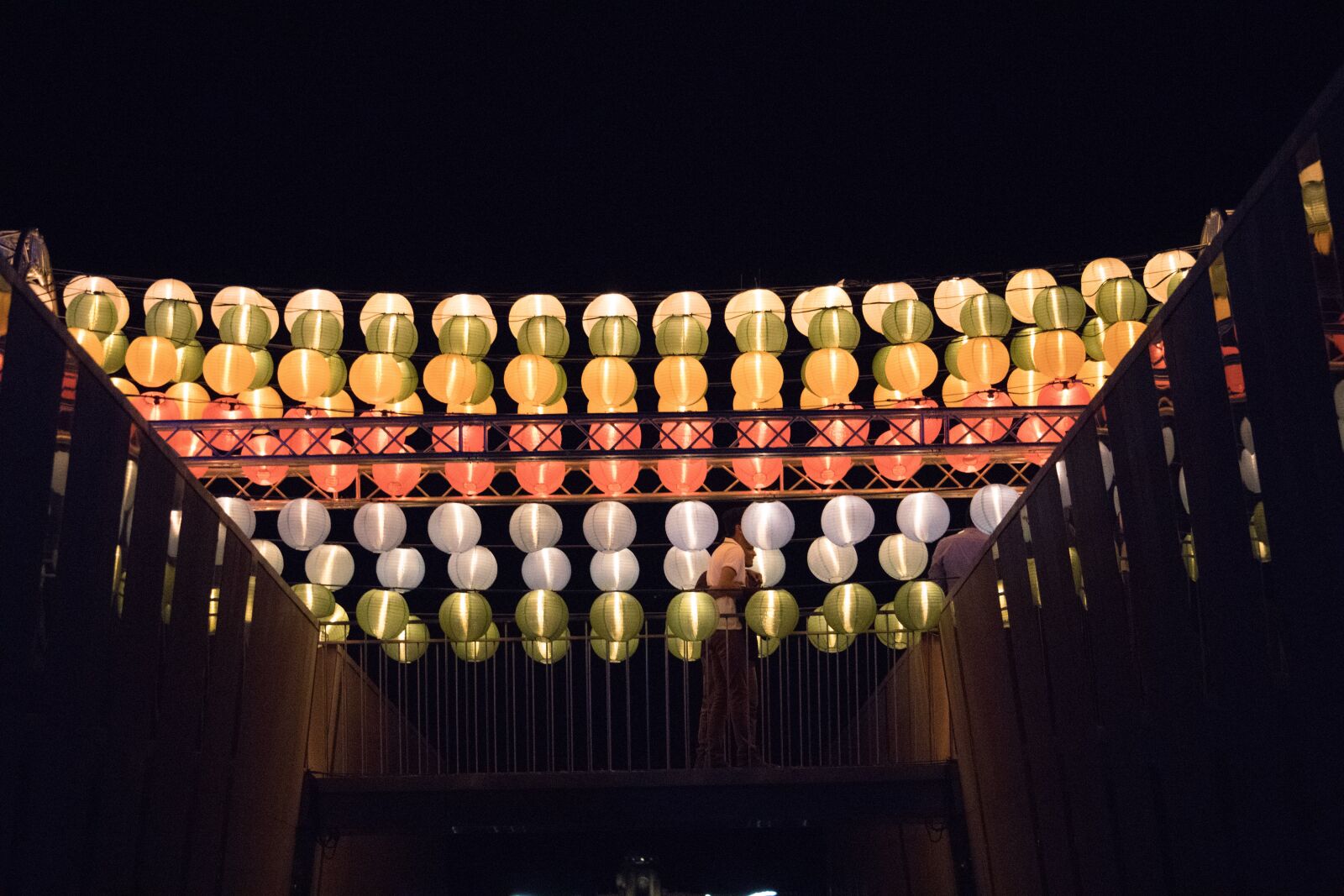 Canon EOS 200D (EOS Rebel SL2 / EOS Kiss X9) sample photo. Lanterns, color, decoration photography