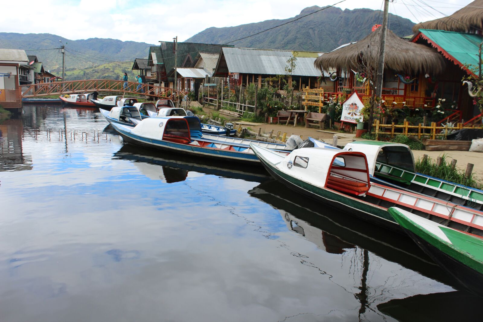 Canon EOS 1200D (EOS Rebel T5 / EOS Kiss X70 / EOS Hi) sample photo. Canoes, boats, gaps photography