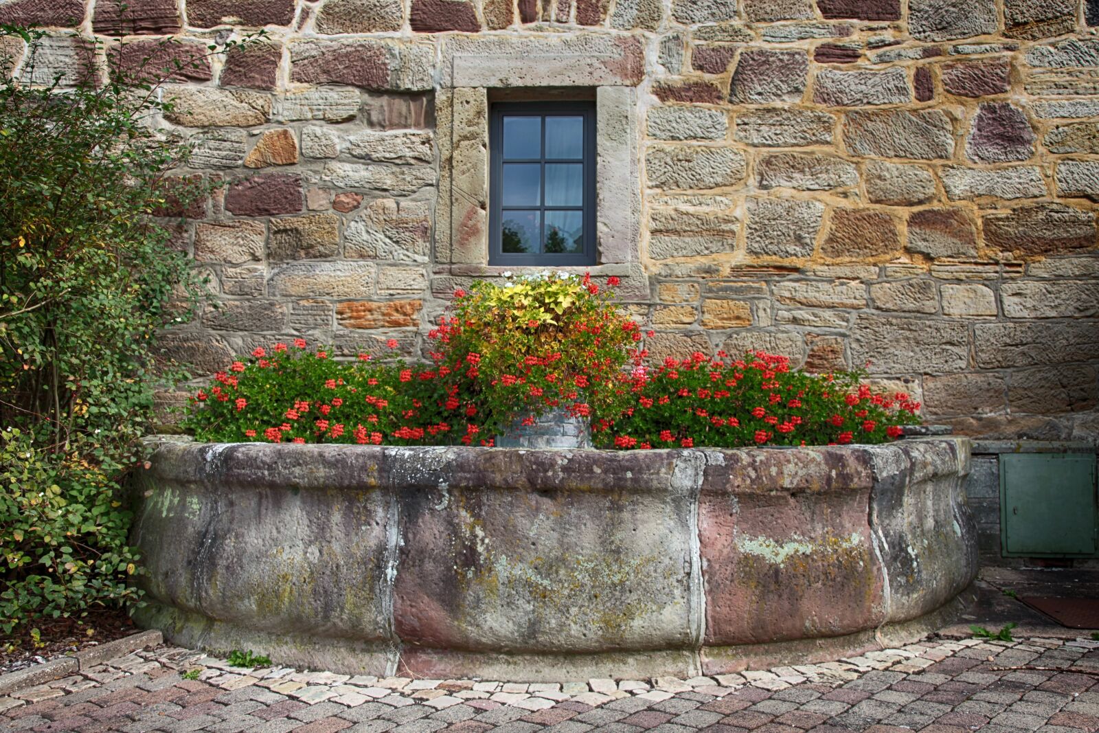 Canon EOS 5D Mark II sample photo. Fountain, half round, hauswand photography