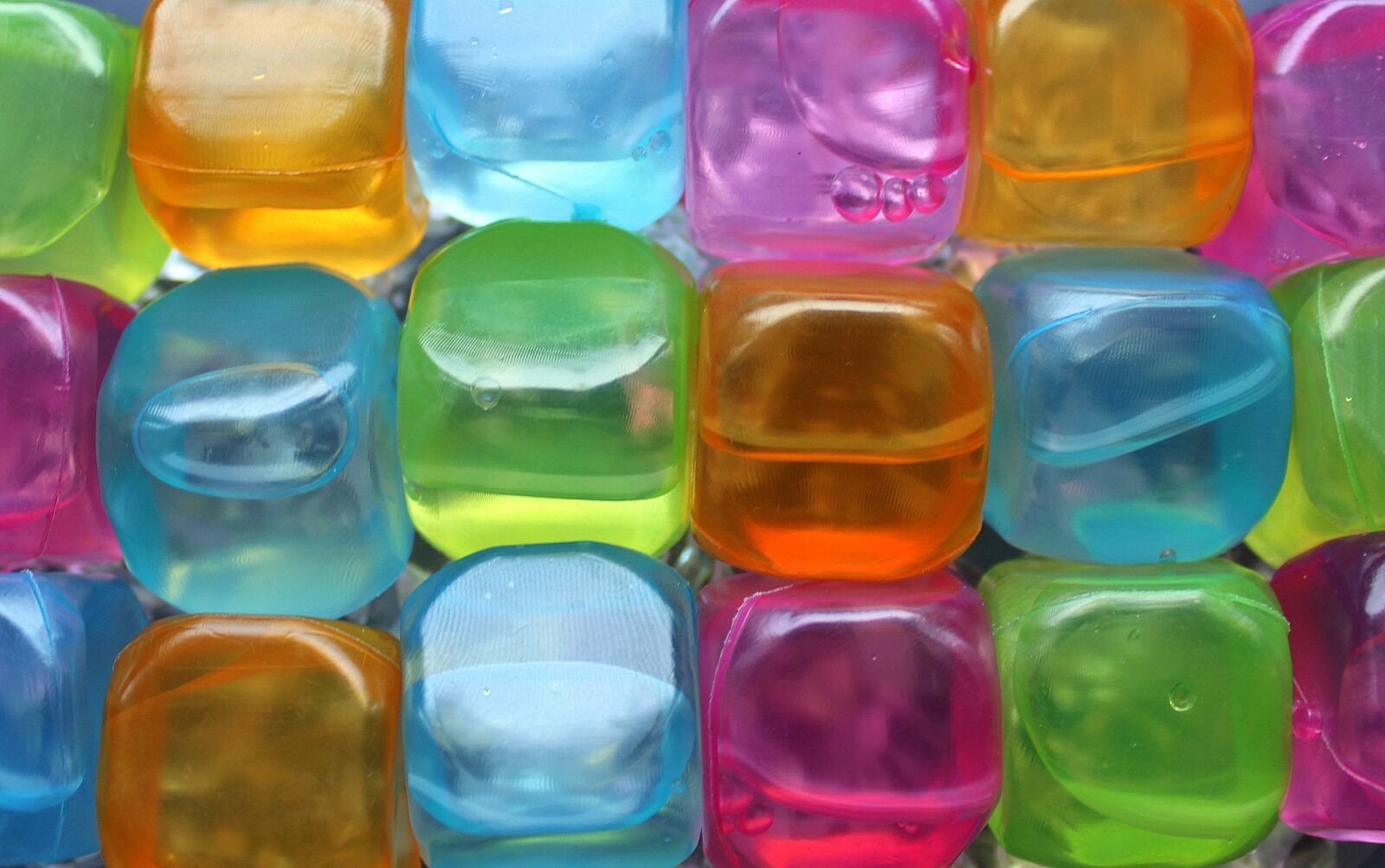 Canon EOS 1200D (EOS Rebel T5 / EOS Kiss X70 / EOS Hi) sample photo. Ice cubes, colorful, the photography