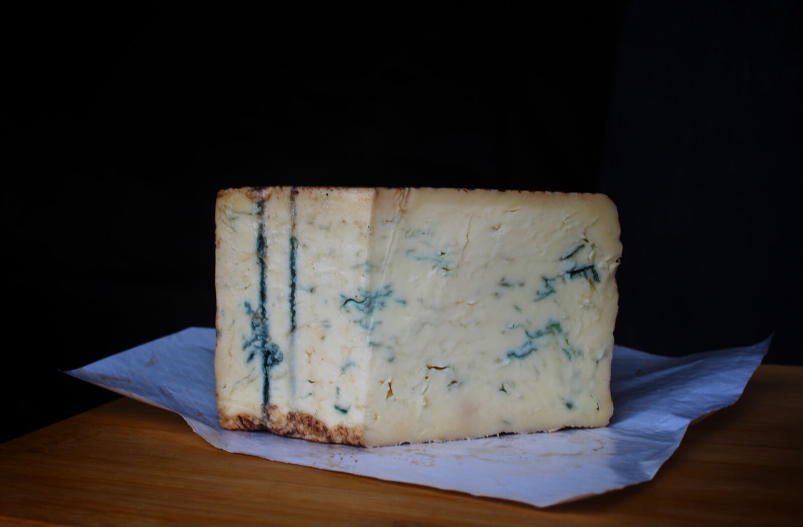 Canon EOS 650D (EOS Rebel T4i / EOS Kiss X6i) + Canon EF-S 18-55mm F3.5-5.6 IS STM sample photo. Cheese, blue cheese, mold photography