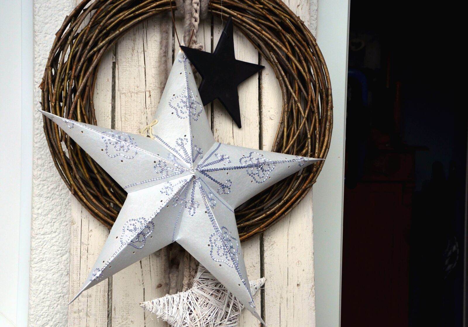 Nikon D5100 sample photo. Star, wreath, door, christmas photography