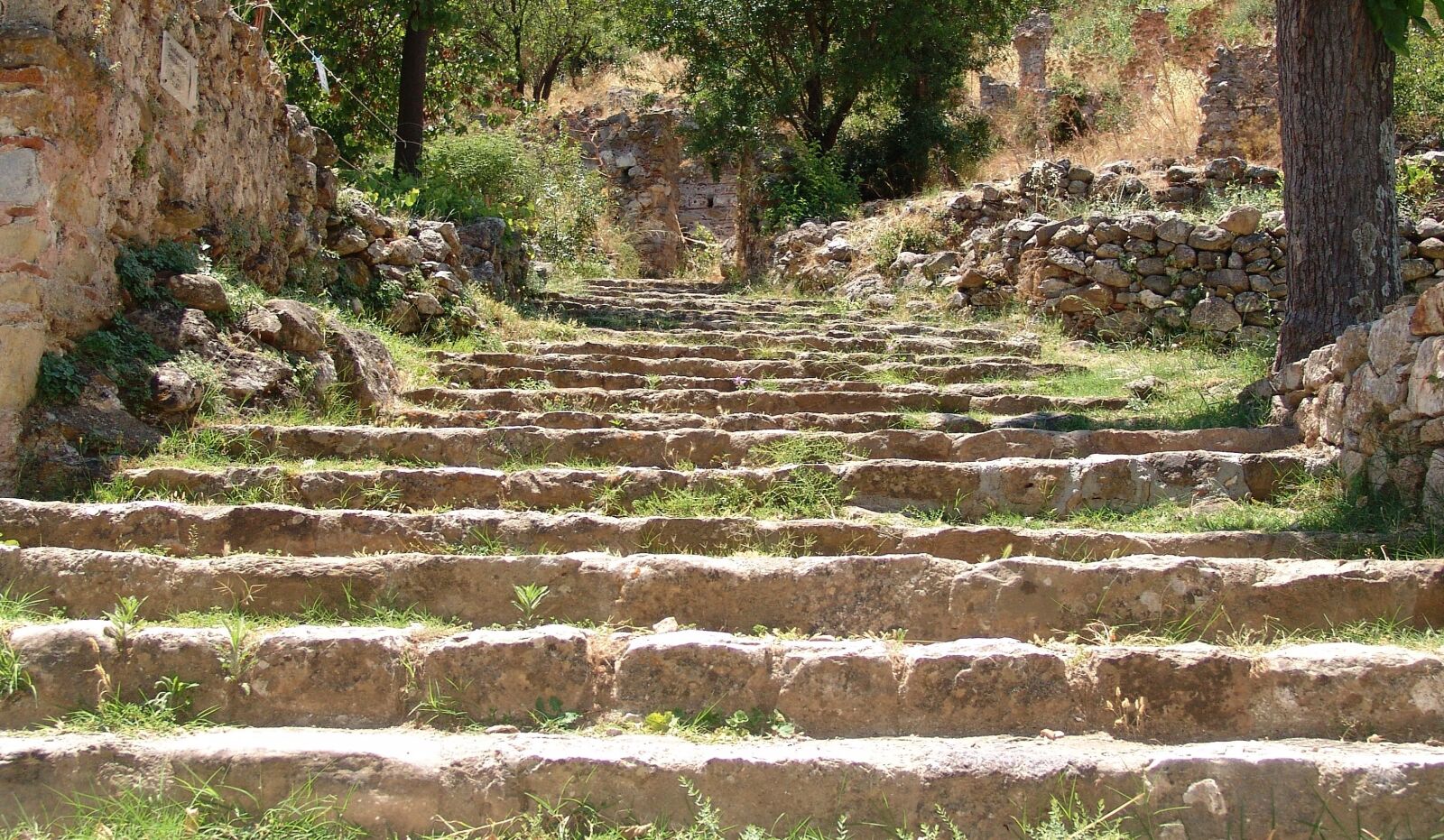 Sony DSC-F828 sample photo. Hellas, stairs, village photography