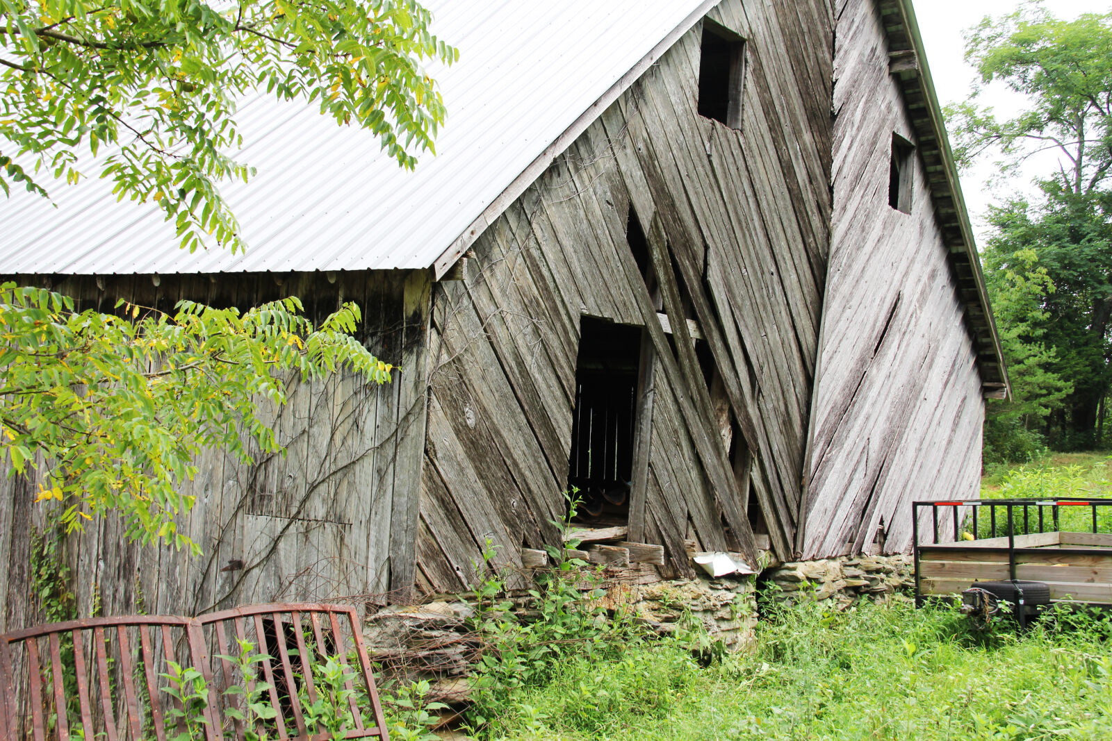 Canon EOS 60D + Canon EF-S 18-200mm F3.5-5.6 IS sample photo. Barn, boards, crooked, farm photography