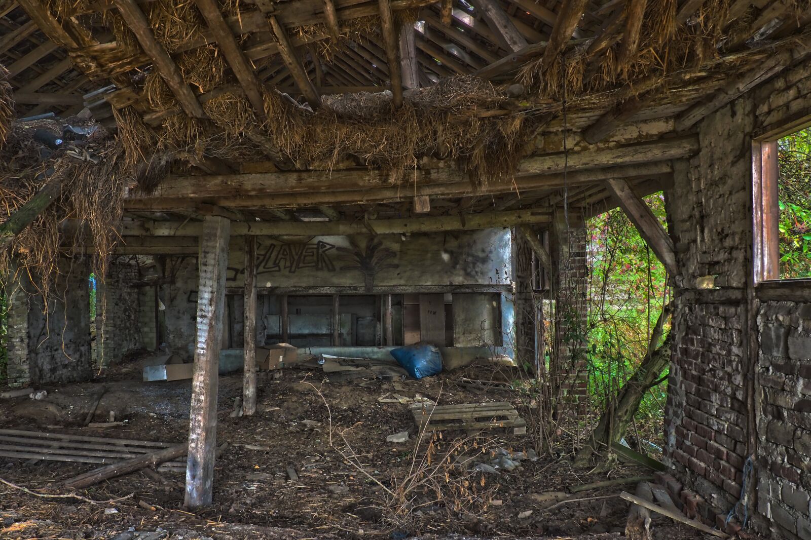 Olympus OM-D E-M10 sample photo. Lost places, barn, farm photography