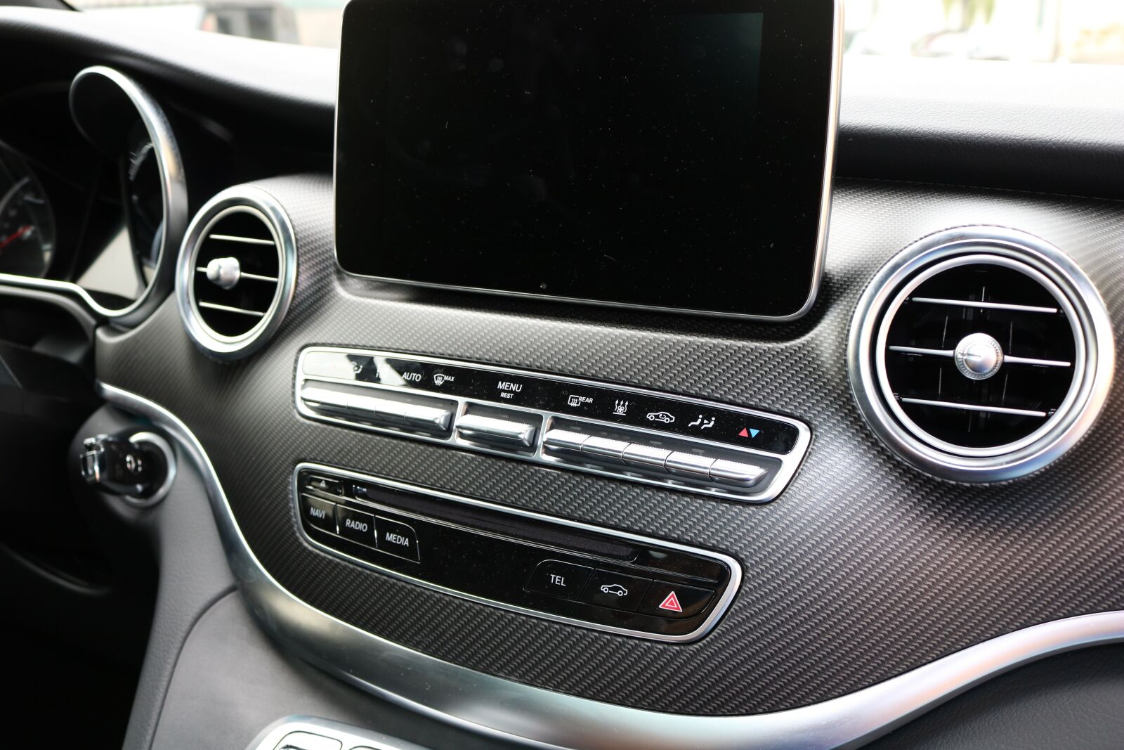 Canon EOS 750D (EOS Rebel T6i / EOS Kiss X8i) sample photo. Dashboard, cockpit, steering wheel photography