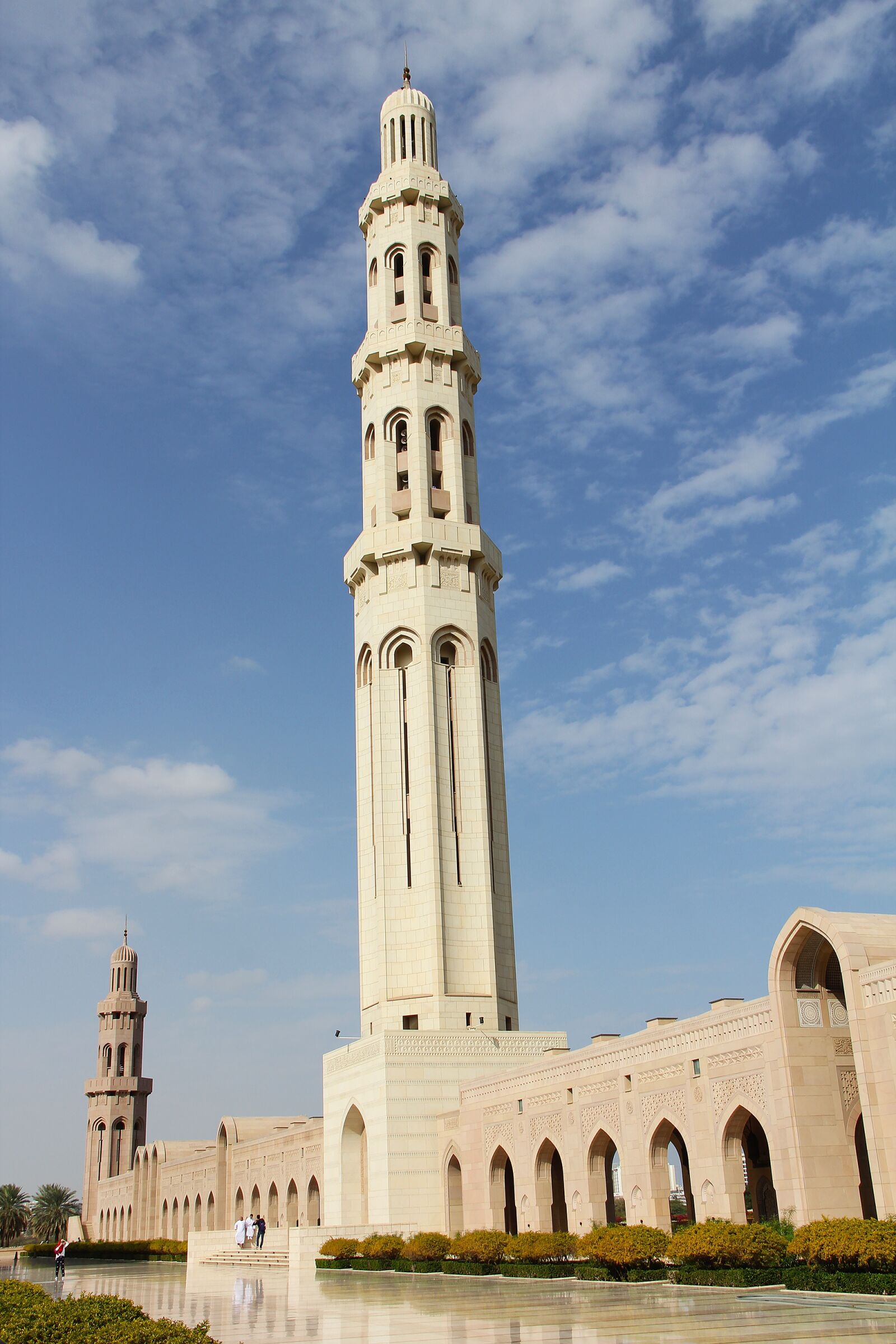 Canon EF-S 18-200mm F3.5-5.6 IS sample photo. Sultan qaboos grand mosque photography