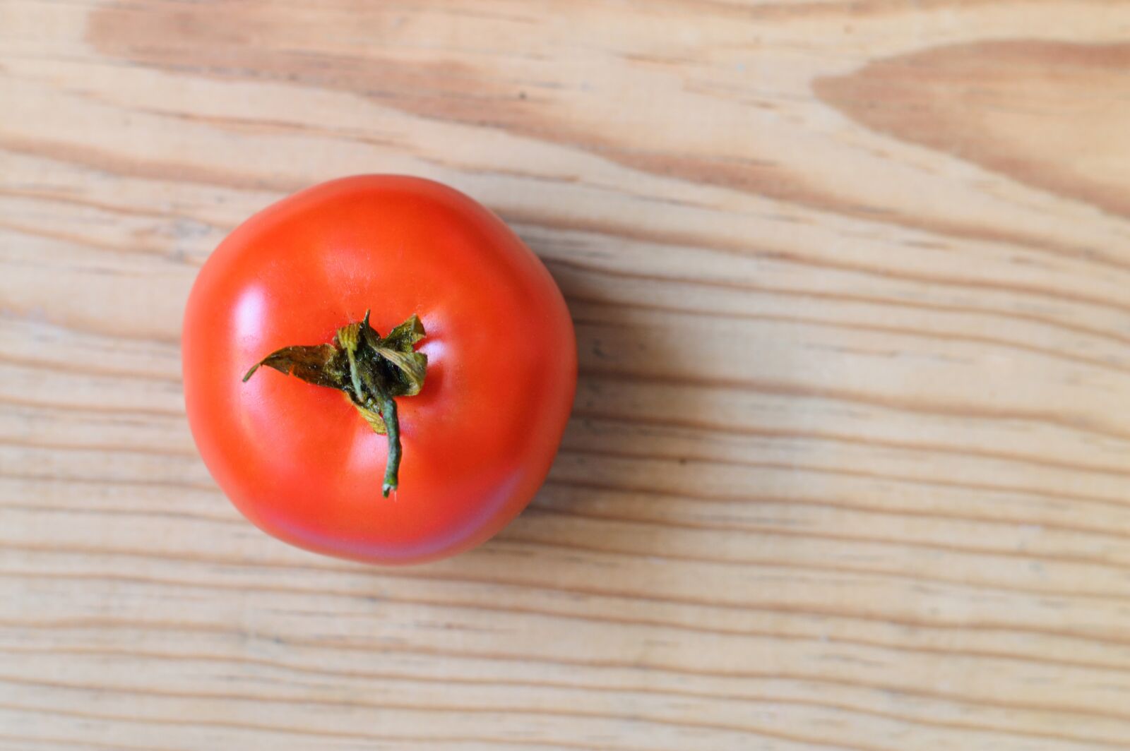 Nikon D3200 sample photo. Tomato, red, wood photography
