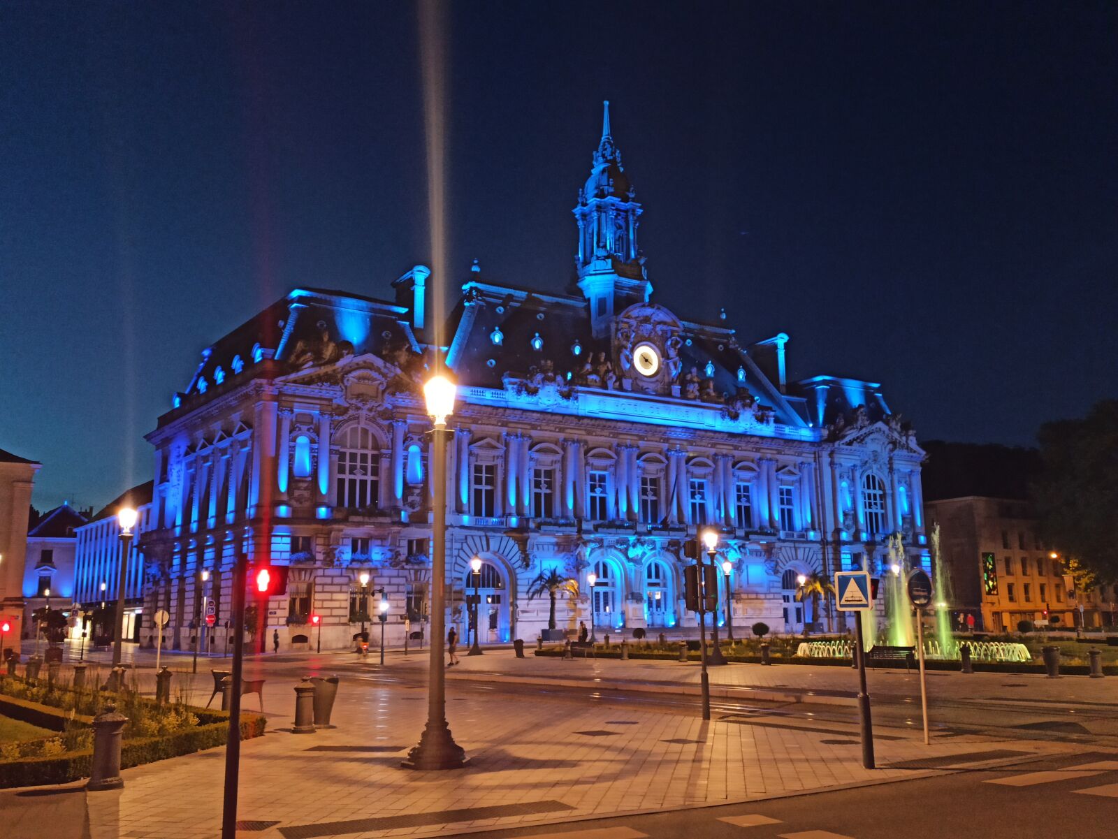 Xiaomi Redmi Note 8 Pro sample photo. Tours, mairie, city photography