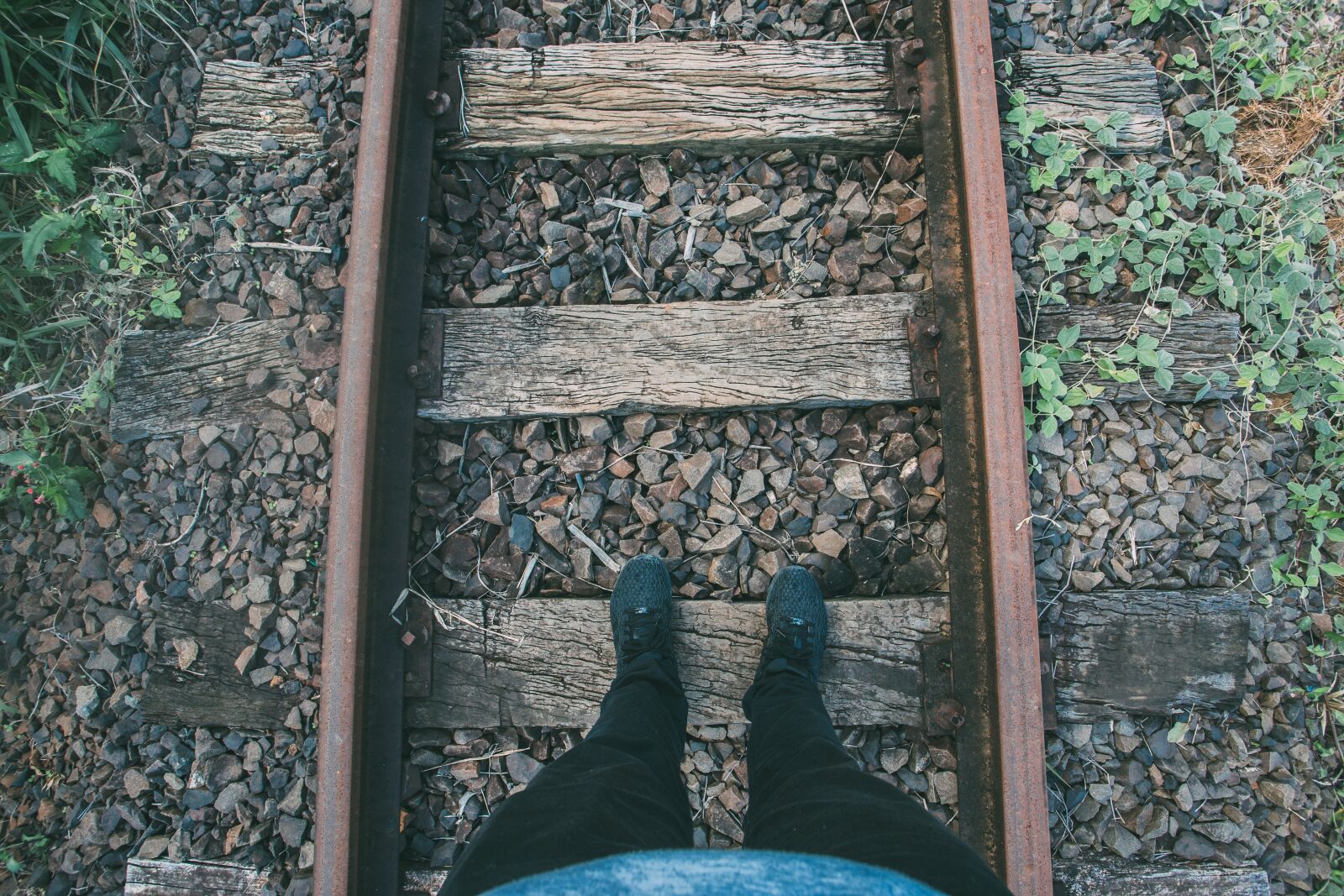 Canon EOS 6D + Canon EF 17-40mm F4L USM sample photo. Feet, legs, railroad photography