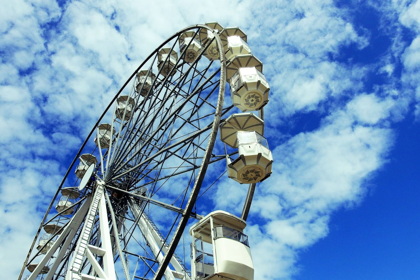Nikon Coolpix P900 sample photo. Ferris wheel, clouds, sky photography
