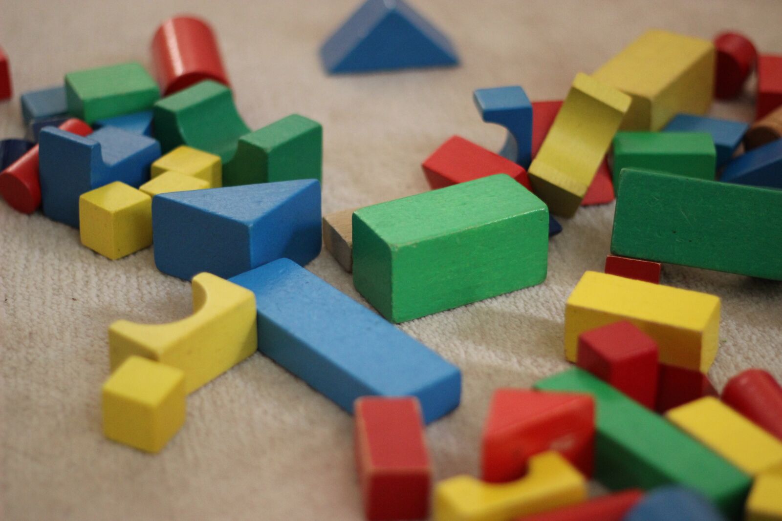 Canon EOS 600D (Rebel EOS T3i / EOS Kiss X5) + Canon EF 50mm F1.8 II sample photo. Building blocks, stones, colorful photography