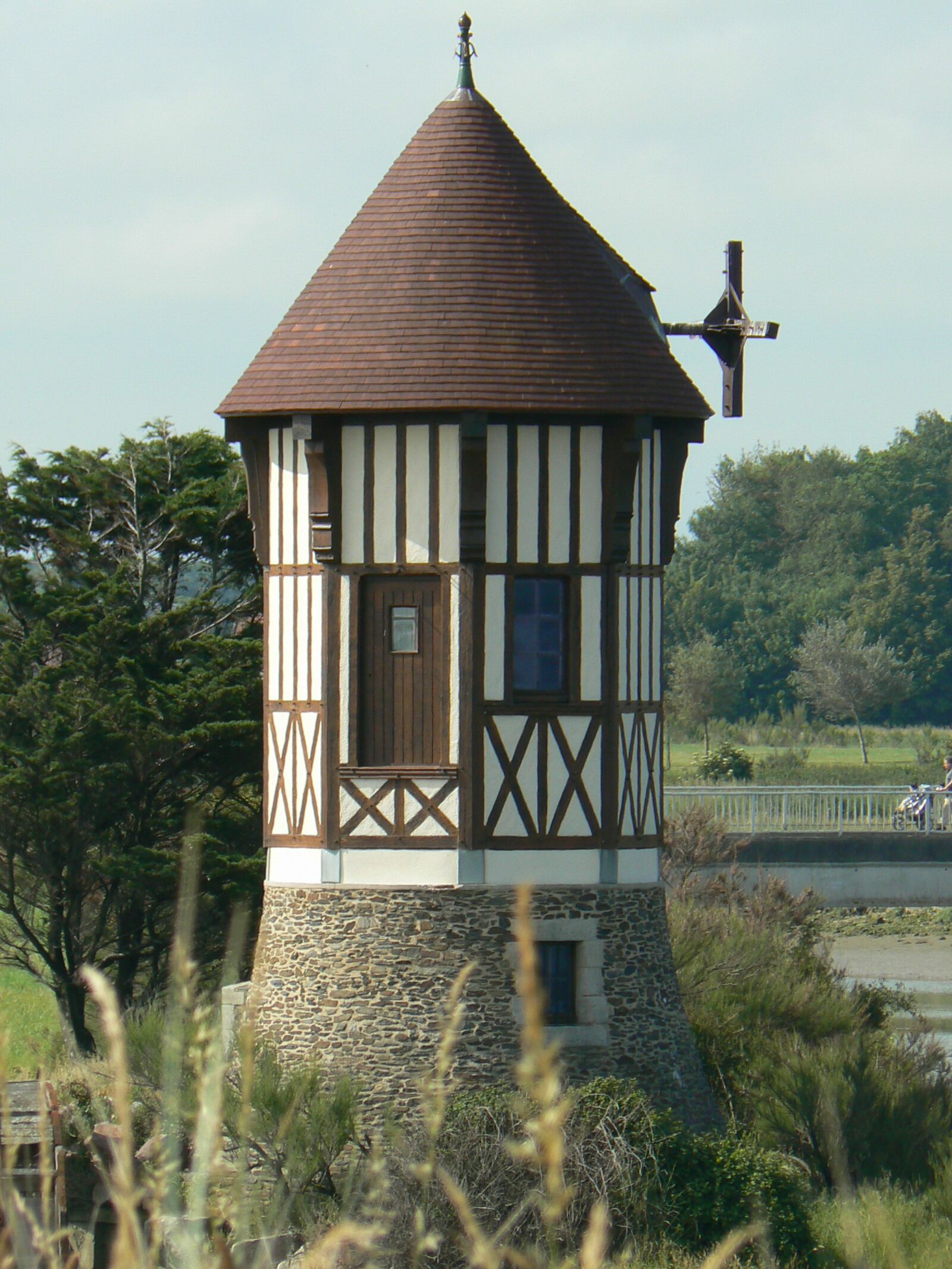 Panasonic DMC-FZ7 sample photo. Courseulles, tower, landscape photography