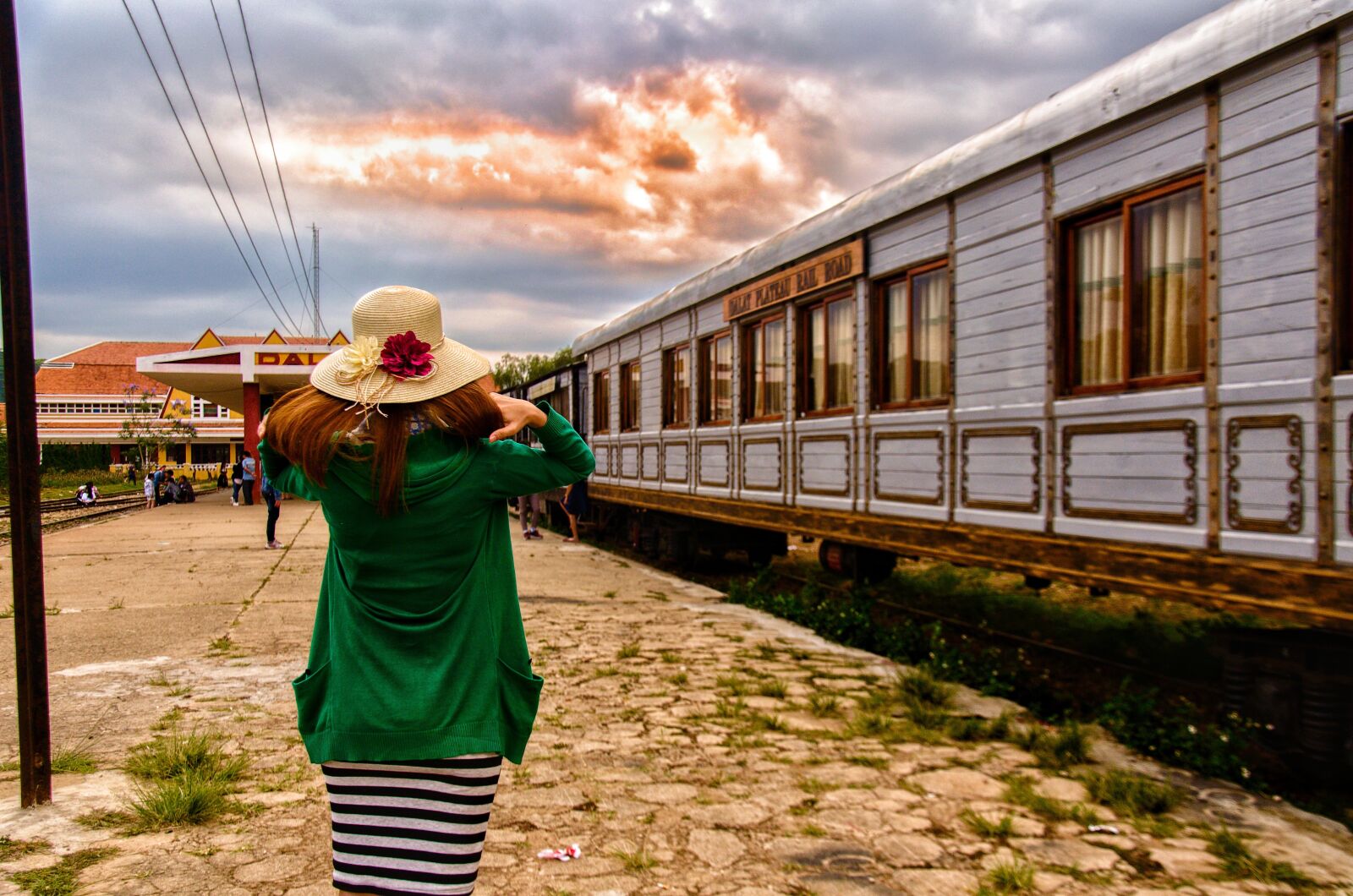 Nikon D5100 sample photo. Girl, the station, sunset photography