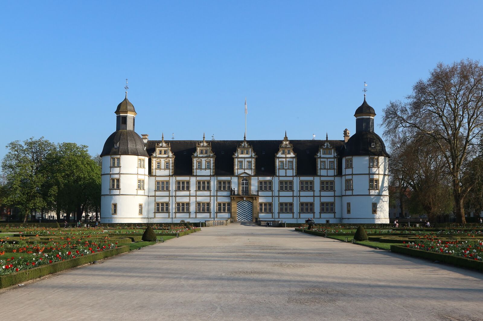 Canon EOS M10 sample photo. Schloß neuhaus, paderborn, building photography