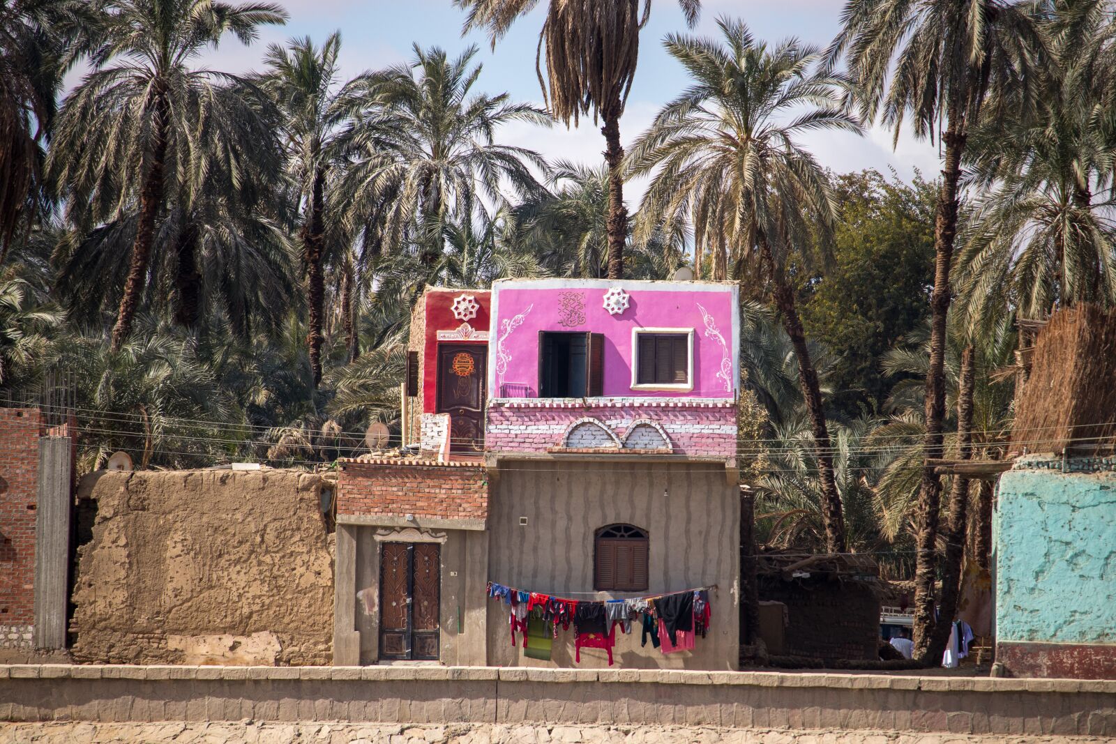 Canon EOS 200D (EOS Rebel SL2 / EOS Kiss X9) sample photo. Pink, egypt, street photography