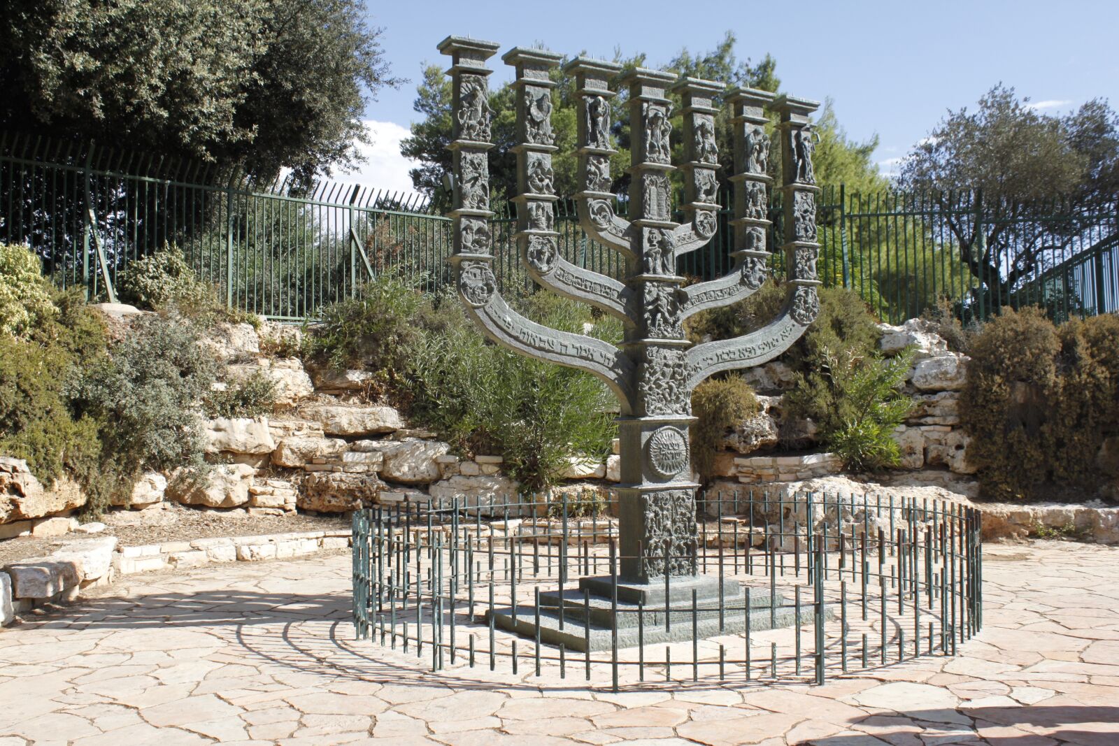 Canon EOS 500D (EOS Rebel T1i / EOS Kiss X3) sample photo. Israel, jerusalem, menorah photography