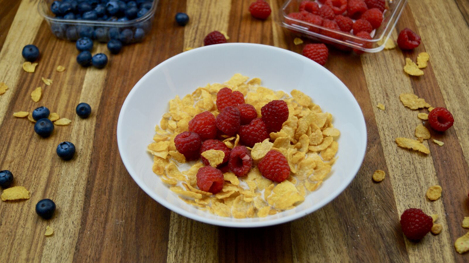 Sony SLT-A58 sample photo. Cereal, raspberries, healthy breakfast photography