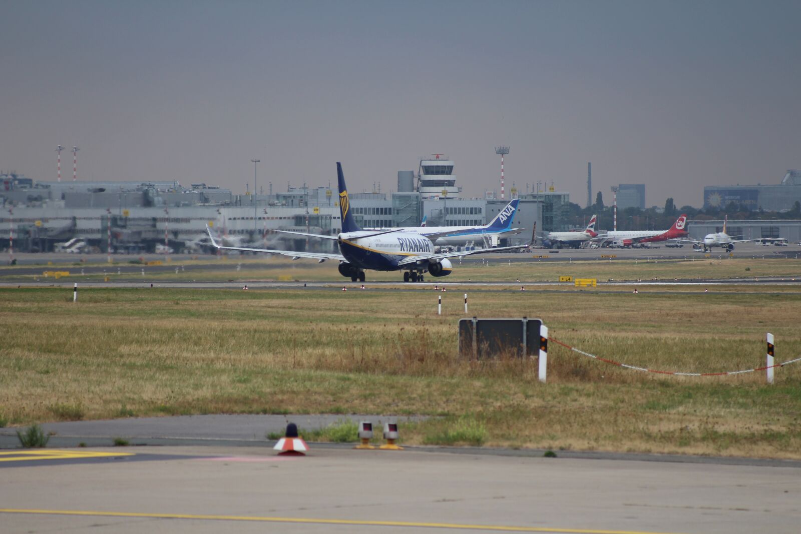 Canon EOS 700D (EOS Rebel T5i / EOS Kiss X7i) + Canon EF 80-200mm F4.5-5.6 II sample photo. Ryanair, airport, dus photography