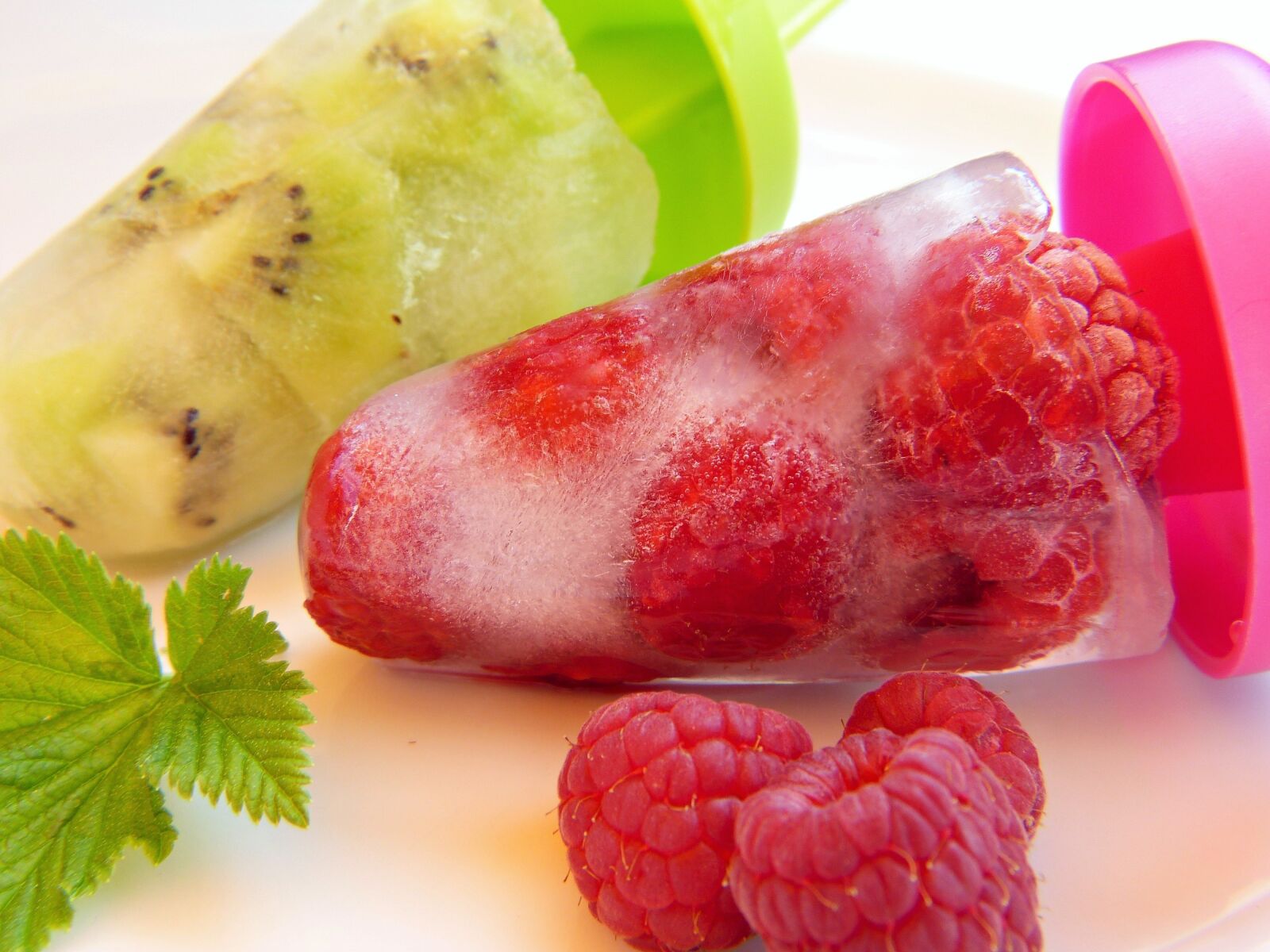 Panasonic Lumix DMC-FZ150 sample photo. Ice, raspberries, kiwi photography