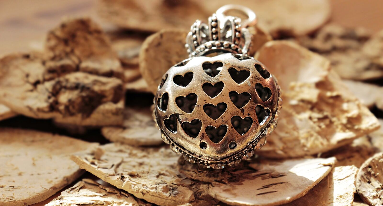 Canon EOS 100D (EOS Rebel SL1 / EOS Kiss X7) sample photo. Heart, heart with crown photography