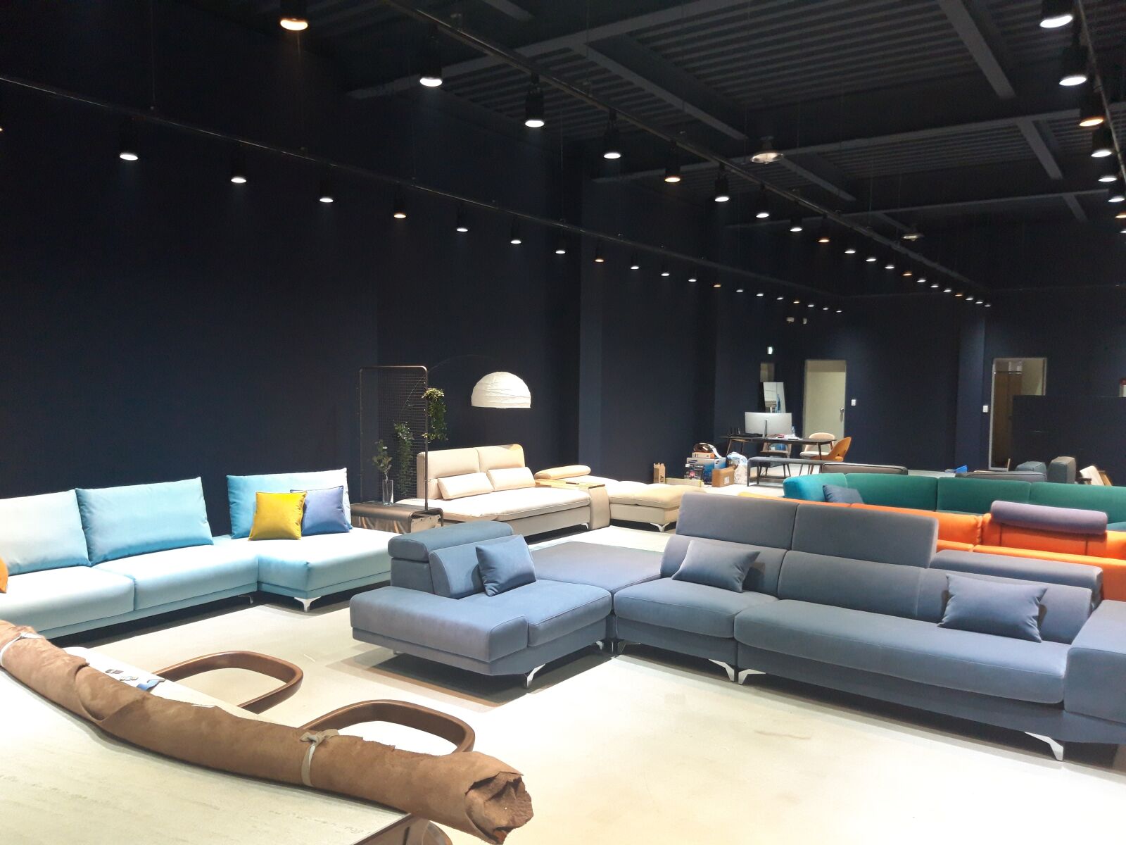 Samsung Galaxy A6 sample photo. Leather, sofa, interior photography