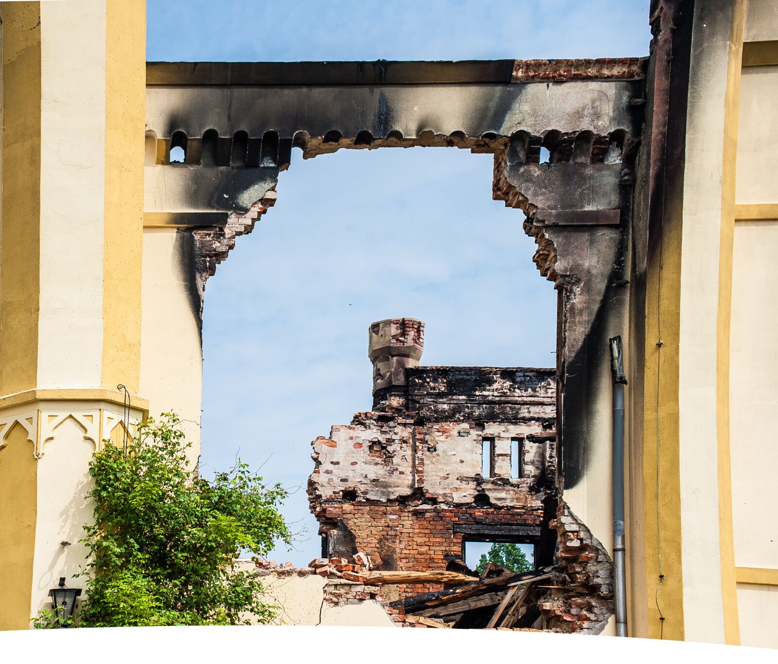 Nikon D700 sample photo. Castle facade, burned down photography
