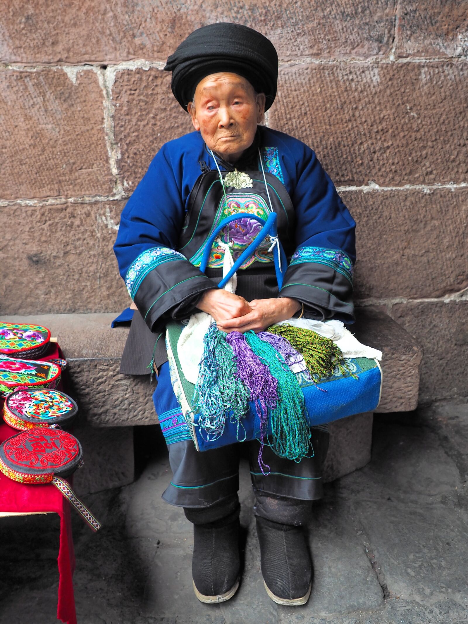 Olympus OM-D E-M5 II + Olympus M.Zuiko Digital ED 12-40mm F2.8 Pro sample photo. Fenghuang, miao granny, 90 years photography