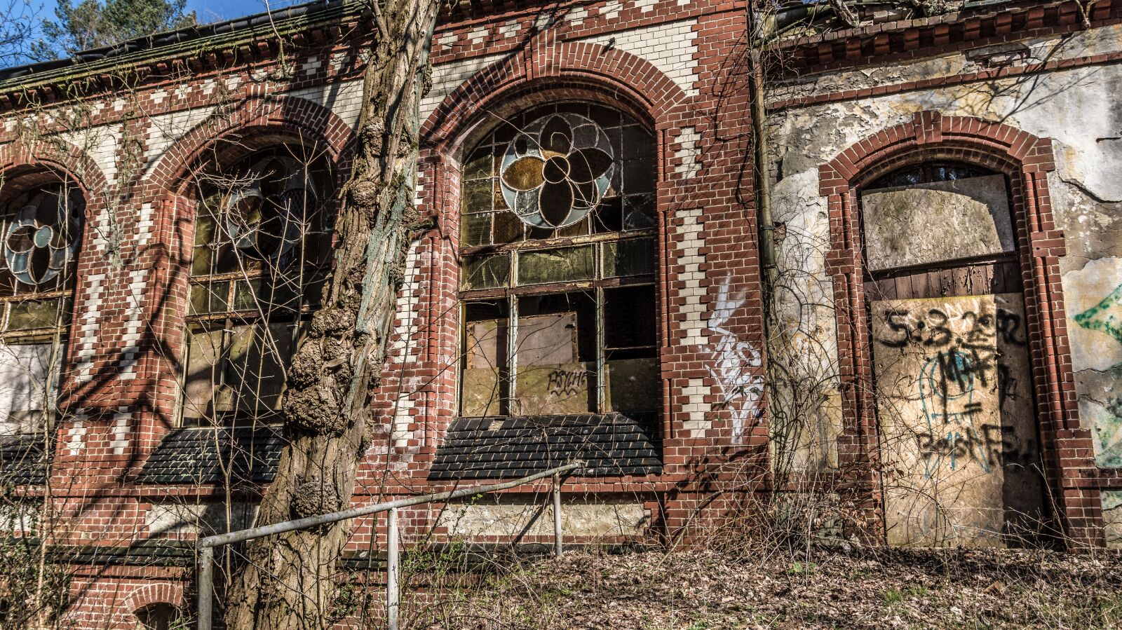 Sony Alpha a5000 (ILCE 5000) sample photo. Architecture, old, building photography
