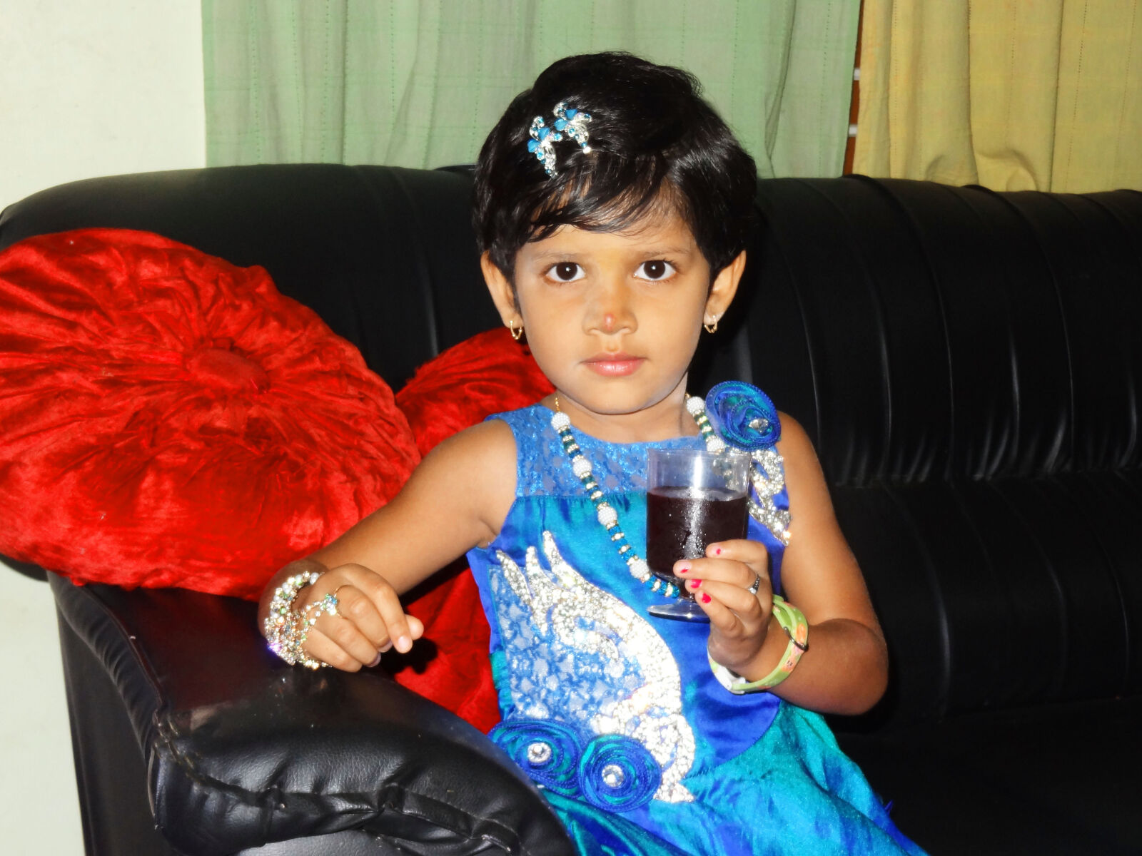 Sony Cyber-shot DSC-HX9V sample photo. Beautiful, girl, juice, glass photography